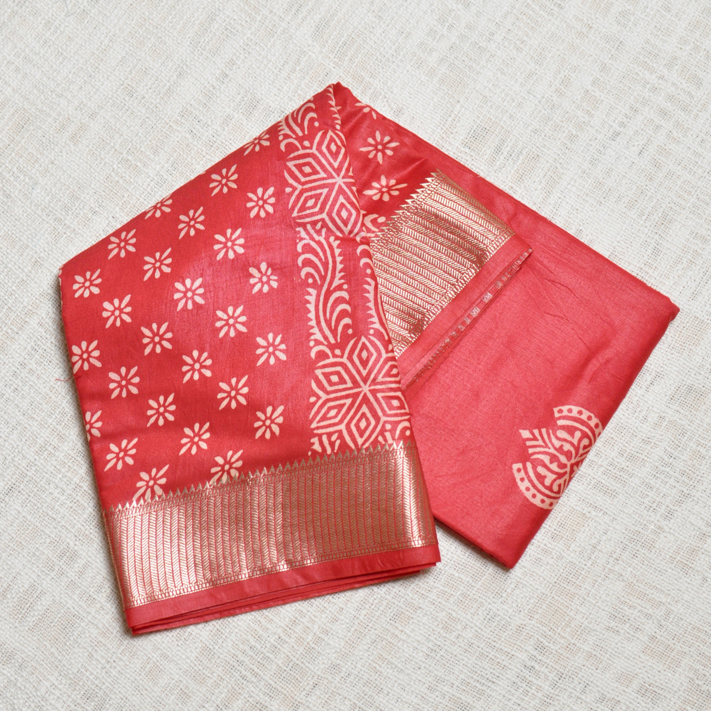 Graceful Elegance – Semi Bapta Saree with Matching Blouse Piece ✨