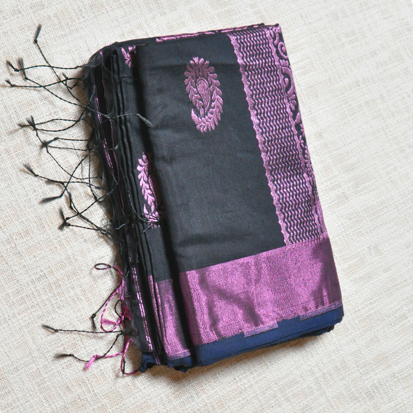 Timeless Weave – Handloom Saree with Matching Blouse Piece ✨