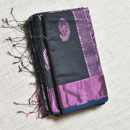 Timeless Weave – Handloom Saree with Matching Blouse Piece ✨