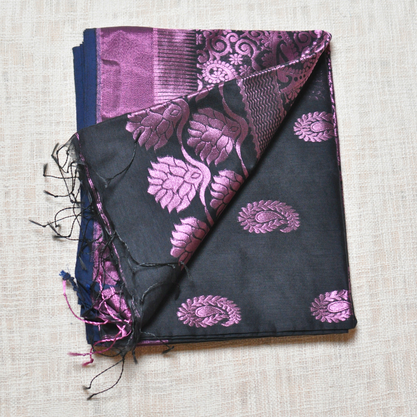 Timeless Weave – Handloom Saree with Matching Blouse Piece ✨